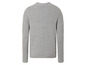 Un pull gris en tricot à manches longues.