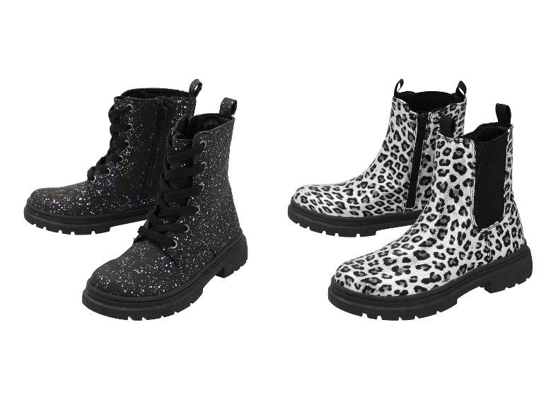 Deux paires de bottes pour enfants : une noire à paillettes, l'autre à imprimé léopard noir et blanc.