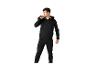 Homme en sweat-shirt et pantalon noirs tenant un kettlebell.