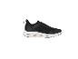 Des baskets noires avec une semelle blanche.