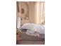 Couette et oreiller LIVARNO® sur un lit dans une chambre lumineuse.