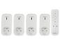 Quatre prises de courant blanches avec télécommande Silvercrest.