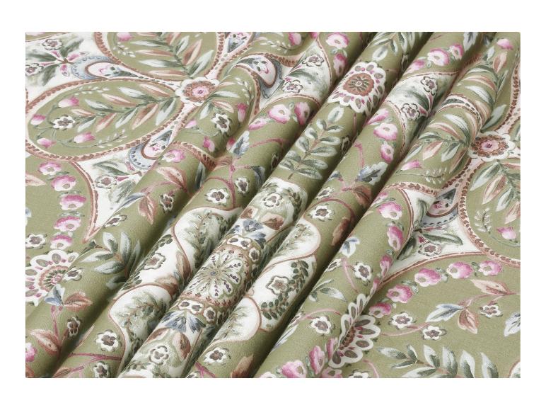 Tissu vert olive avec un motif floral cachemire rose, blanc et marron.