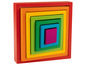 Une pile de blocs de bois colorés en forme d'arc-en-ciel.