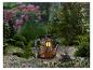 Une maison de jardin gnome illuminée en forme d'arrosoir