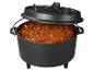Marmite en fonte avec couvercle ouvert, remplie de chili