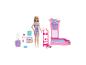 Poupée Barbie et coffret de jeu avec accessoires de voyage et comptoir d'aéroport.