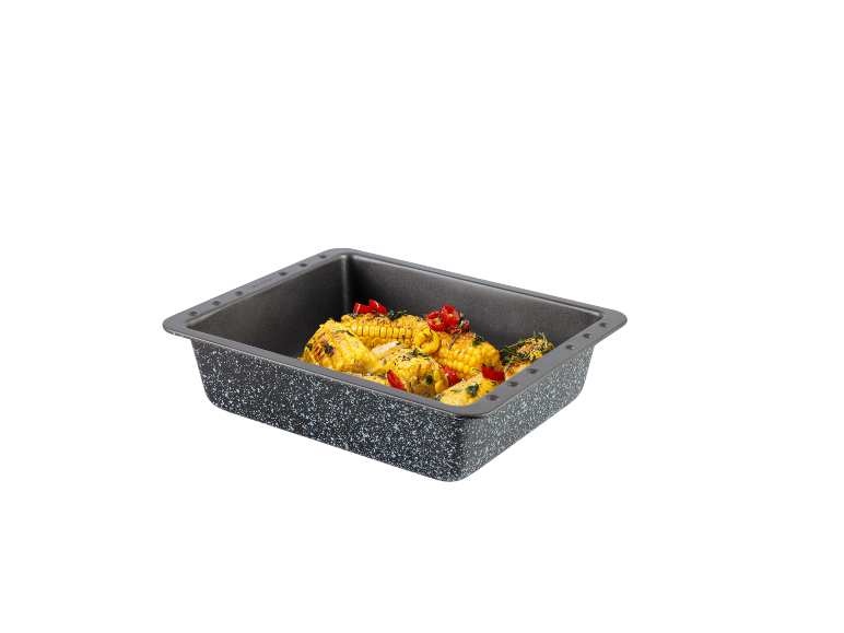 Plat de cuisson avec épis de maïs et épices