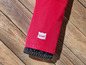Pantalon rouge avec bord élastique et un design de chat.