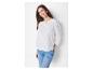 Chemisier blanc à découpes et jeans : look féminin et estival.