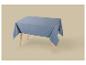 Nappe bleue sur une table en bois