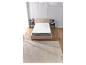 Un lit rose avec un matelas blanc et un tapis blanc.