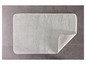 Un tapis de bain gris sur des carreaux