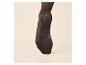 Gros plan d'un pied dans des collants foncés transparents avec une semelle renforcée.