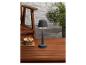 Une lampe de table grise sur une table en bois.