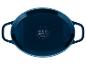 Cocotte ovale bleu foncé avec poignées et pictogrammes de compatibilité de plaque de cuisson sur le dessous.