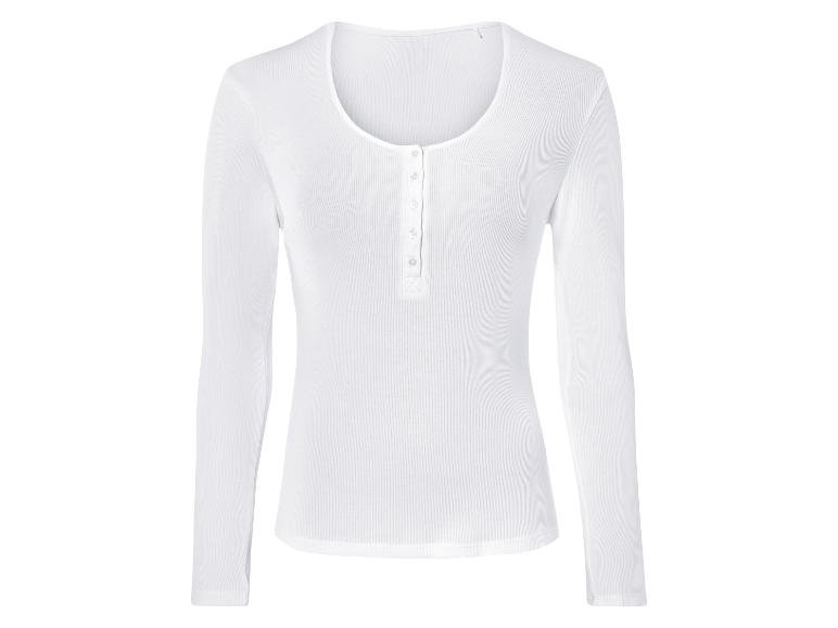 Un t-shirt blanc à manches longues et à boutons.