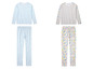 Deux ensembles de pyjamas à imprimé floral, l'un en bleu clair et l'autre avec des fleurs roses et jaunes.