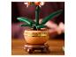 Orchidée jouet avec des fleurs oranges et blanches dans un pot marron avec des détails dorés.