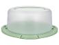Porte-gâteau en plastique vert avec couvercle transparent et poignée.