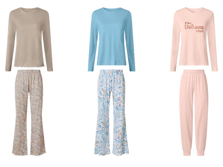 Trois ensembles de pyjamas: beige avec pantalon fleuri, bleu avec pantalon à motifs, rose avec 'The Dream Club'.