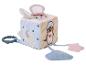 Cube d'activités doux pour bébé avec thème animal et éléments sensoriels.