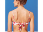 Une femme porte un bikini blanc à imprimé floral.