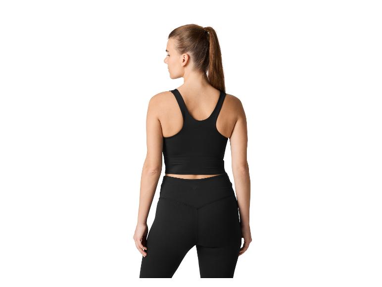Femme en crop top et leggings de sport noirs, vue de dos