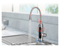 Un robinet de cuisine avec un écran digital pour contrôler la température de l'eau.