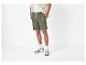 Shorts et baskets pour homme : style décontracté.