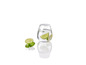 Un verre d'eau avec du citron vert et de la menthe.
