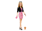 Poupée blonde en veste noire et robe rose, avec sac à main et chiot.