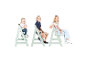 Trois enfants assis sur des chaises hautes pliantes de tailles différentes.