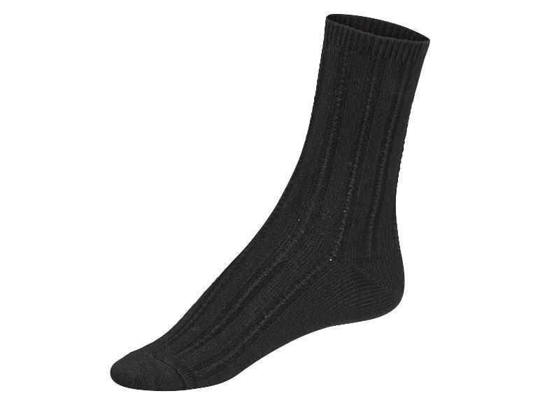 Une paire de chaussettes noires à côtes.