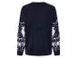 Un pull bleu marine avec un motif de Noël, y compris des rennes.