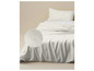 Une couette blanche à motif en zigzag.