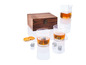 Deux verres de whisky avec des pierres à whisky et une boîte en bois.