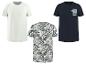 Trois t-shirts pour hommes : un blanc, un à imprimé tropical et un bleu marine avec un imprimé 'ROAD TRIPPIN''. 