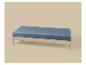 Banc en bois avec rembourrage bleu sur fond beige.
