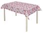 Table avec une nappe rose à fleurs.