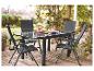 Une table de jardin avec quatre chaises et une lanterne sur une terrasse en bois