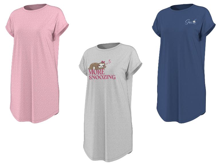 Trois chemises de nuit pour femmes : rose à pois blancs, grise avec un paresseux endormi et le texte « MORE SNOOZING », et bleue avec le texte « Smile ».