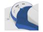 Un gros plan d'un bouton rotatif bleu sur un appareil blanc avec un symbole de vapeur.