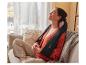 Une femme profite d'un coussin de massage Shiatsu.