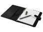 Carnet à spirale, stylos et étui en cuir noir.