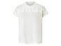 Un t-shirt blanc avec des détails ajourés sur les épaules.