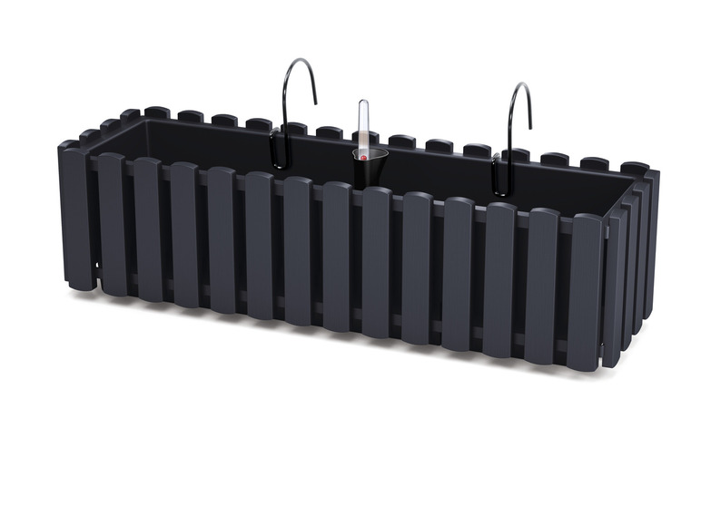 Un pot de fleurs noir avec un design de clôture