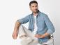 Chemise en jean, pantalon beige et baskets blanches pour homme.