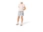 Fille en t-shirt rose clair et short gris avec un imprimé chiot.