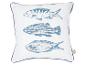 Coussin blanc avec trois imprimés de poissons bleus et passepoil bleu.